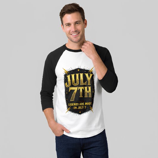 7月7日 誕生日 レジェンドはゴールドの稲妻でできている Tシャツ