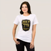 7月7日 誕生日 レジェンドは作られる ゴールドの稲妻 トライブレンドTシャツ (正面全面)