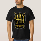 7月7日 誕生日 レジェンドは作られる ゴールドの稲妻 Tシャツ (正面)