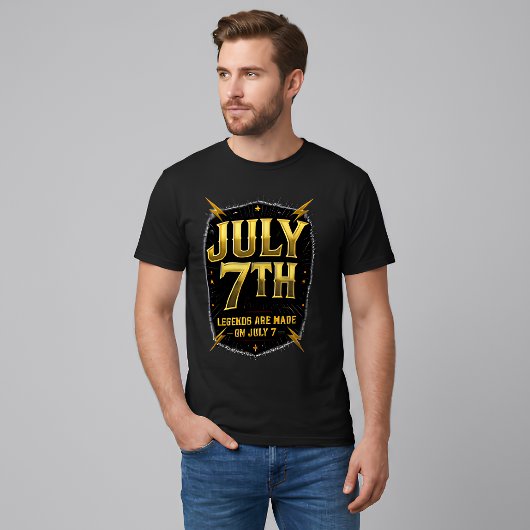 7月7日 誕生日 レジェンドは作られる ゴールドの稲妻 Tシャツ