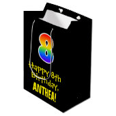 ８歳の誕生日おめでとう：楽しくて、大胆で、カラフルな虹色の「８」 ミディアムペーパーバッグ (正面アングル)