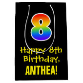 ８歳の誕生日おめでとう：楽しくて、大胆で、カラフルな虹色の「８」 ミディアムペーパーバッグ (正面)