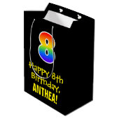 ８歳の誕生日おめでとう：楽しくて、大胆で、カラフルな虹色の「８」 ミディアムペーパーバッグ (裏面アングル)