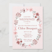 008 Blush Pink Wildflower Bow Gingham Baby Shower 招待状 (正面)