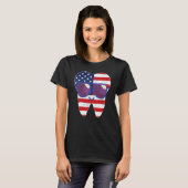 0 レトロ歯 アメリカ国旗メガネ 7月4日 歯医者 Tシャツ (正面フル)