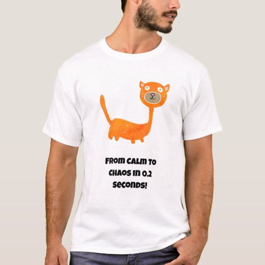 0.2秒でCalmからChaosに!おもしろい猫 Tシャツ (正面)