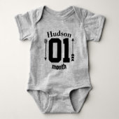 1か月の矢印男の赤ちゃん パーソナライズされた ベビーボディスーツ (正面)
