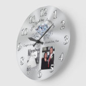 1つから2つの写真およびあなたの文字第60記念日のギフト ラージ壁時計 (傾斜)