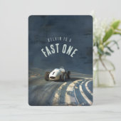 1つにズーム:ヴィンテージレースカー誕生日 招待状 (スタンド正面)