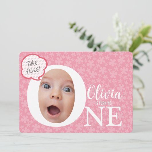 1つのおもしろいベビーフォトピンクの花誕生日 招待状 (スタンド正面)