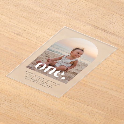 1つのアーチ型フォトファースト誕生日 アクリル招待状 (レイダウン)