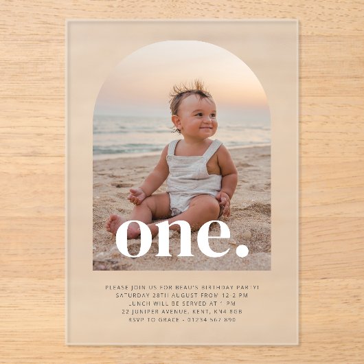 1つのアーチ型フォトファースト誕生日 アクリル招待状 (正面)