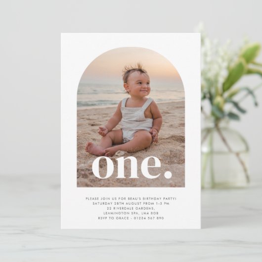 1つのアーチ型フォトファースト誕生日 招待状 (スタンド正面)