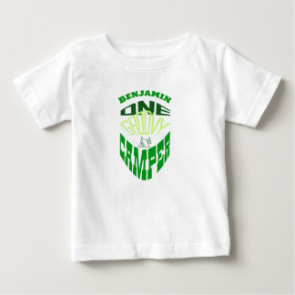 1つのグルービーキャンパー、名前のキャンプでパーソナライズ ベビーTシャツ