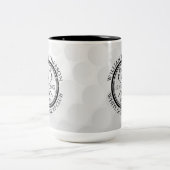 1つのゴルフボパーソナライズされたールの穴 ツートーンマグカップ (中央)