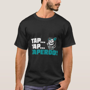 1つのゴルフCにゴルフボールゴルフクラブゴルファーの穴 Tシャツ