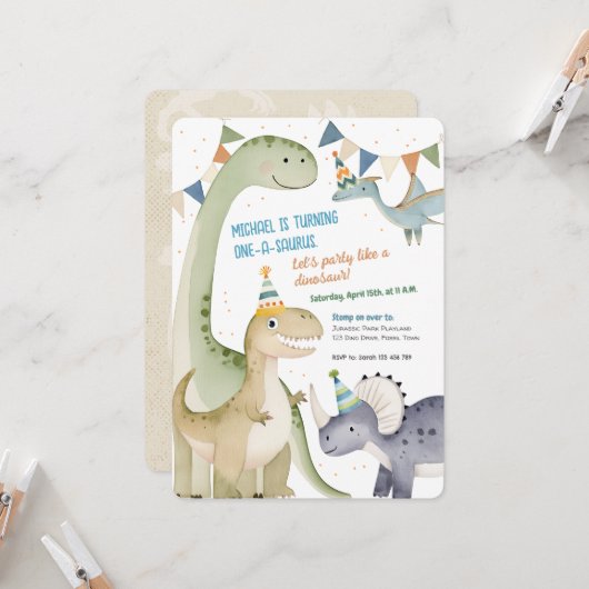 1つのサウルスかわいい男の子1歳の誕生日の恐竜 招待状 (正面/裏面インサイチュ)