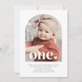 1つのハートアーチ型フォト最初の誕生日招待状 招待状 (正面)