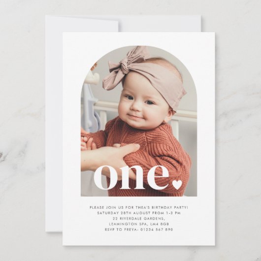 1つのハートアーチ型フォト最初の誕生日招待状 招待状 (正面)