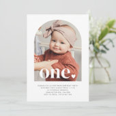 1つのハートアーチ型フォト最初の誕生日招待状 招待状 (スタンド正面)