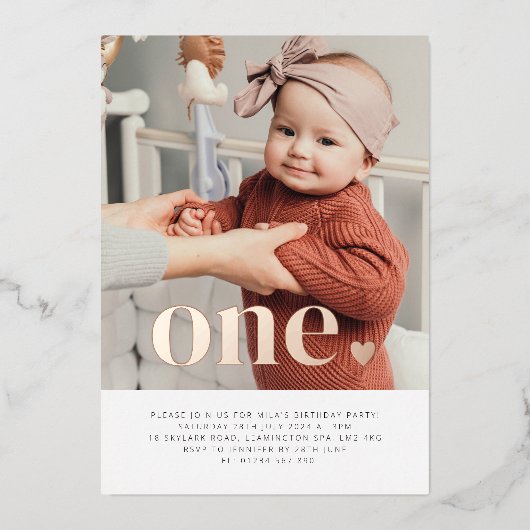 1つのハートフォトファースト誕生日バラ金ゴールド 箔招待状 (正面)