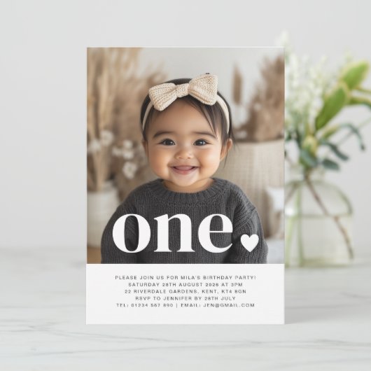 1つのハートフォトファースト誕生日招待状 招待状 (スタンド正面)