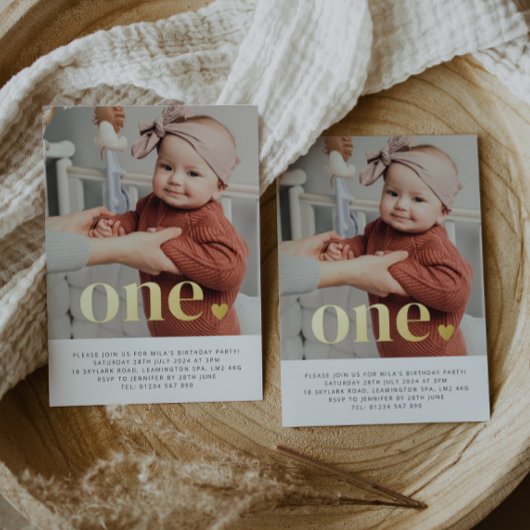 1つのハートフォトファースト誕生日金ゴールド 箔招待状