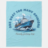 1つのボートあまりにも多くの意見、家族の魚釣り旅行 フリースブランケット (正面)