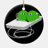 1つのポッドに2つのエンドウ豆(テキストを追加) セラミックオーナメント (裏面)