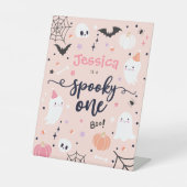 1つの不気味かわいいハロウィーン幽霊1st誕生日パーティー 台座サイン (正面)