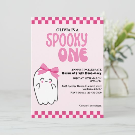 1つの不気味かわいい幽霊ピンクの女の子の最初の誕生日 招待状 (スタンド正面)