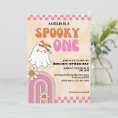 1つの不気味かわいい幽霊ピンクの女の子の最初の誕生日 招待状 (スタンド正面)
