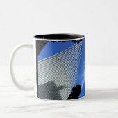 1つの世界の観測所(自由タワー)のコーヒー・マグ ツートーンマグカップ (左)