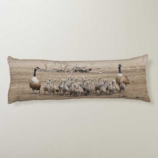 1つの大きなカナダのガチョウの家族 ボディピロー (裏面)