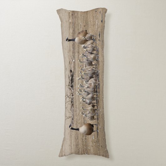 1つの大きなカナダのガチョウの家族 ボディピロー (正面縦)