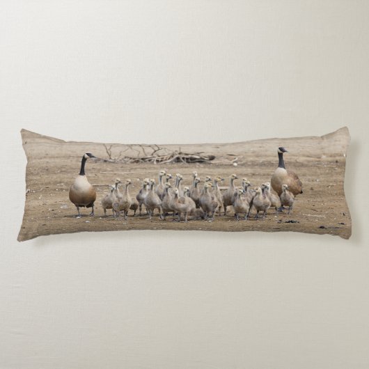 1つの大きなカナダのガチョウの家族 ボディピロー (正面)