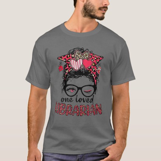 1つの愛された図書館司書Messy Bun Leopard Valentine Da Tシャツ (正面)