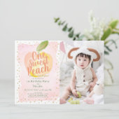 1つの甘いピーチピンクの女の子の写真1st誕生日 招待状 (スタンド正面)
