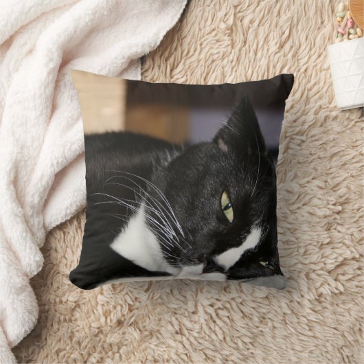 1つの目タキシード猫の白黒にあること開いた クッション (ブランケット)