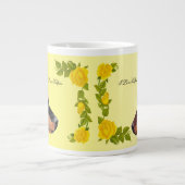 1つの赤、黄色バラの1黒いオーストラリアのケルピー ジャンボコーヒーマグカップ (正面)