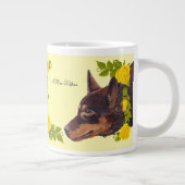 1つの赤、黄色バラの1黒いオーストラリアのケルピー ジャンボコーヒーマグカップ (右)