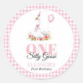 1つの間抜けガチョウ、ピンクのギンガムガールの女の子の1歳の誕生日 ラウンドシール (正面)