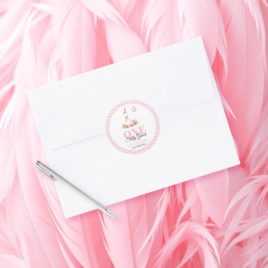 1つの間抜けガチョウ、ピンクのギンガムガールの女の子の1歳の誕生日 ラウンドシール