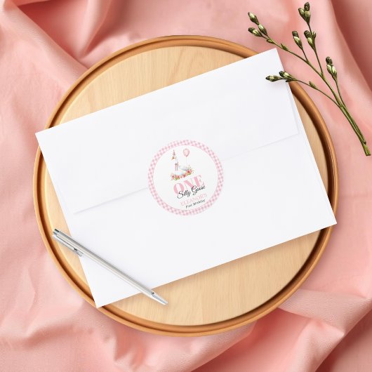 1つの間抜けガチョウ、ピンクのギンガムガールの女の子の1歳の誕生日 ラウンドシール