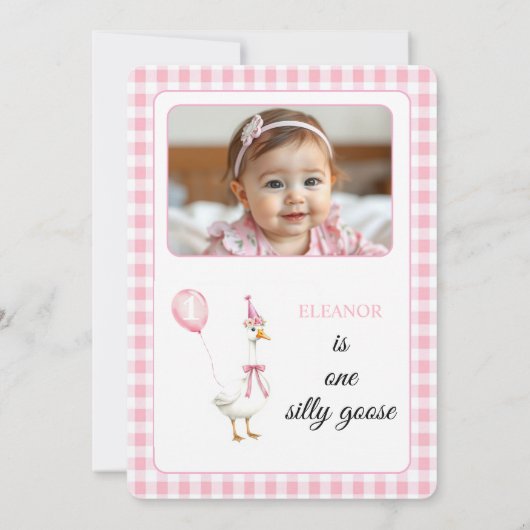 1つの間抜けガチョウ、ピンクのギンガムガールの女の子の1歳の誕生日 招待状 (裏面)