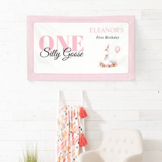 1つの間抜けガチョウ、ピンクのギンガムガールの女の子の1歳の誕生日 横断幕 (インサイチュ)