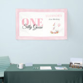 1つの間抜けガチョウ、ピンクのギンガムガールの女の子の1歳の誕生日 横断幕 (トレードショー)