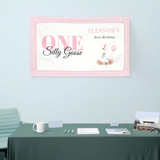1つの間抜けガチョウ、ピンクのギンガムガールの女の子の1歳の誕生日 横断幕 (トレードショー)