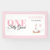 1つの間抜けガチョウ、ピンクのギンガムガールの女の子の1歳の誕生日 横断幕 (横)