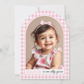 1つの間抜けガチョウ、ピンクのギンガムガールの最初の誕生日 招待状 (裏面)